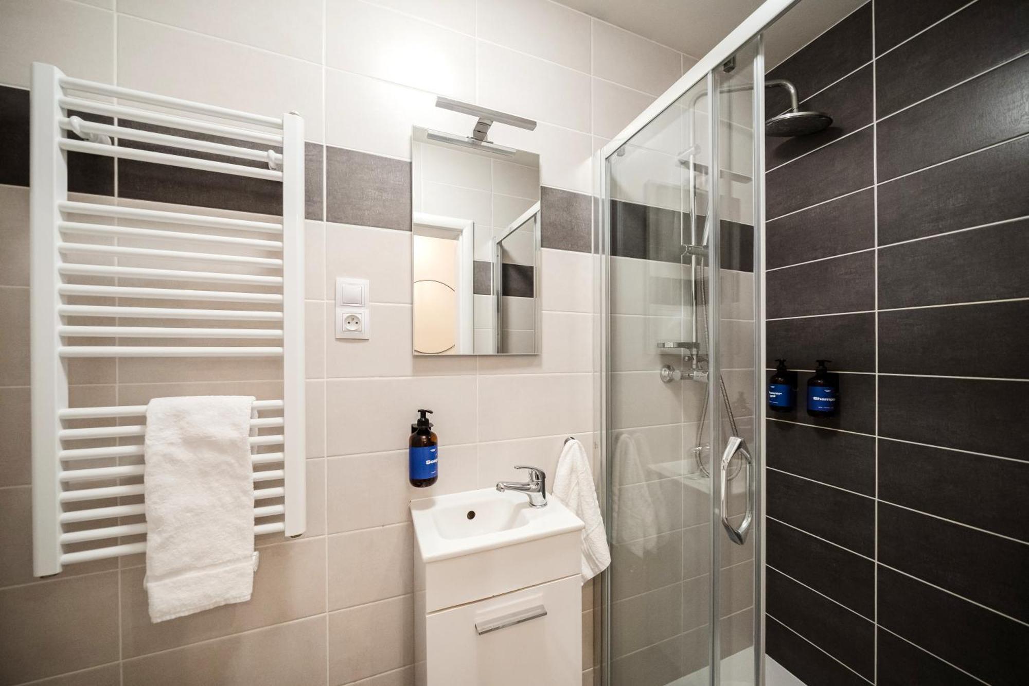 Days - Sunlit 1bdr - Netflix - Yet Quiet - New Town Appartement Praag